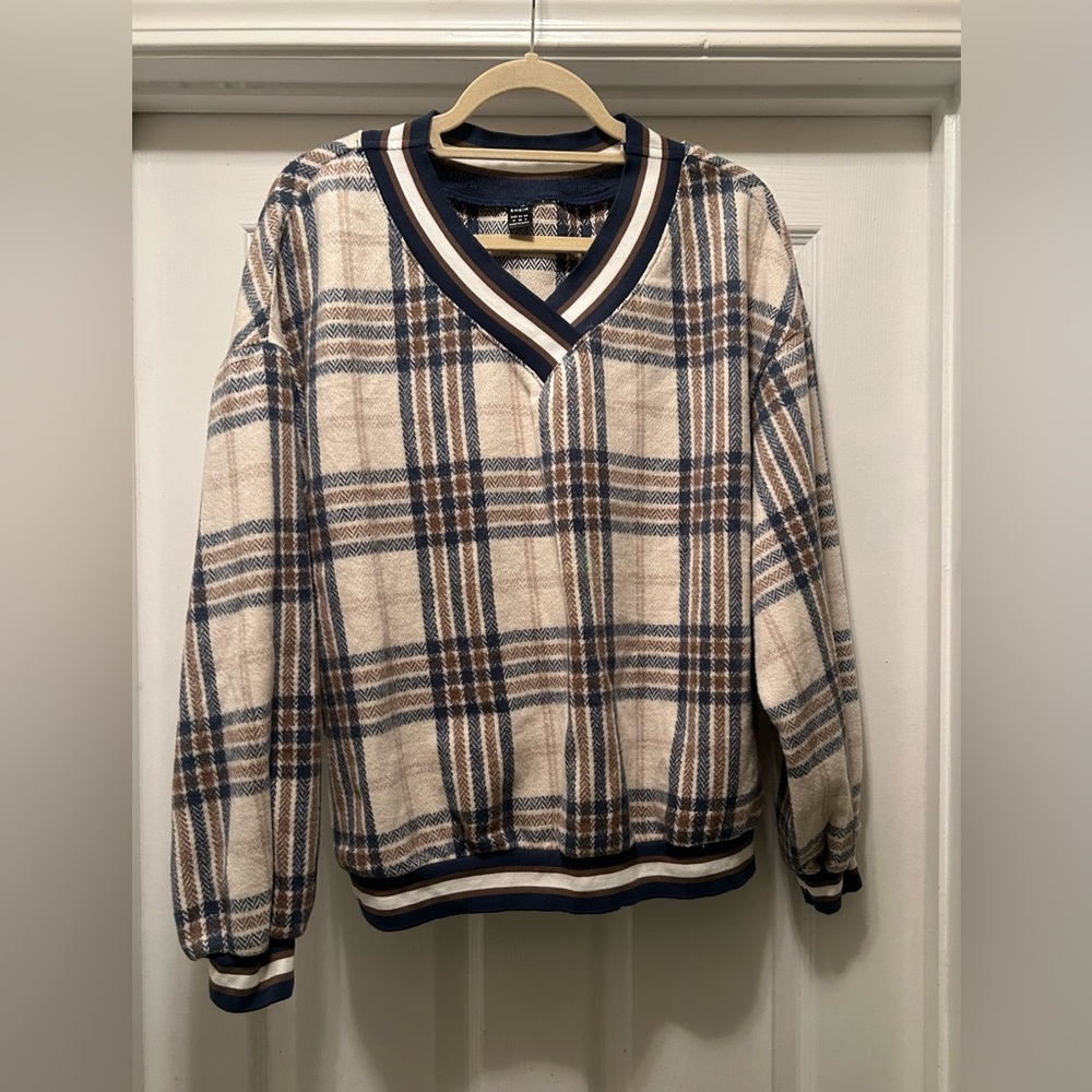 SHEIN Women’s Navy and Cream V-Neck Sweater